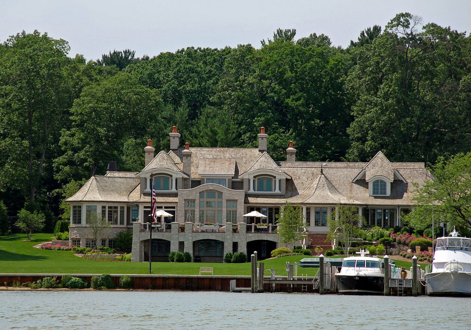 bigstock-estate-on-the-lake-21311669.jpg